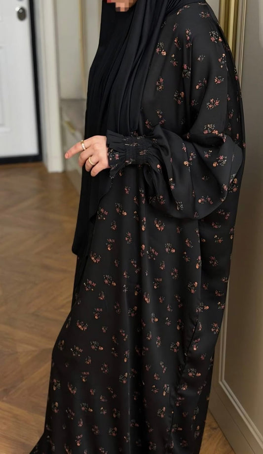 Elegante schwarze Abaya „Liyana“ mit feinem floralem Muster und fließendem schwarzem Hijab
