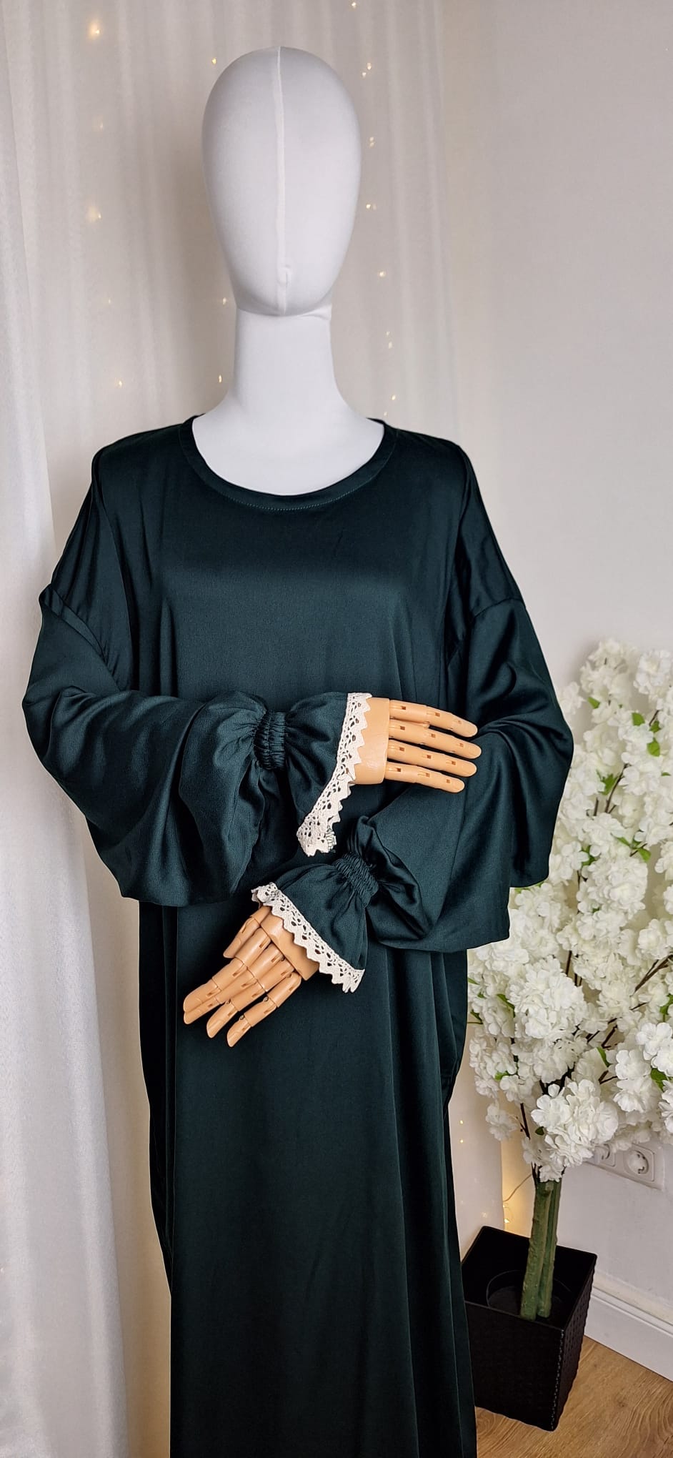 Nahaufnahme der Ärmelpartie mit Raffung und farblich abgestimmter Schleife.