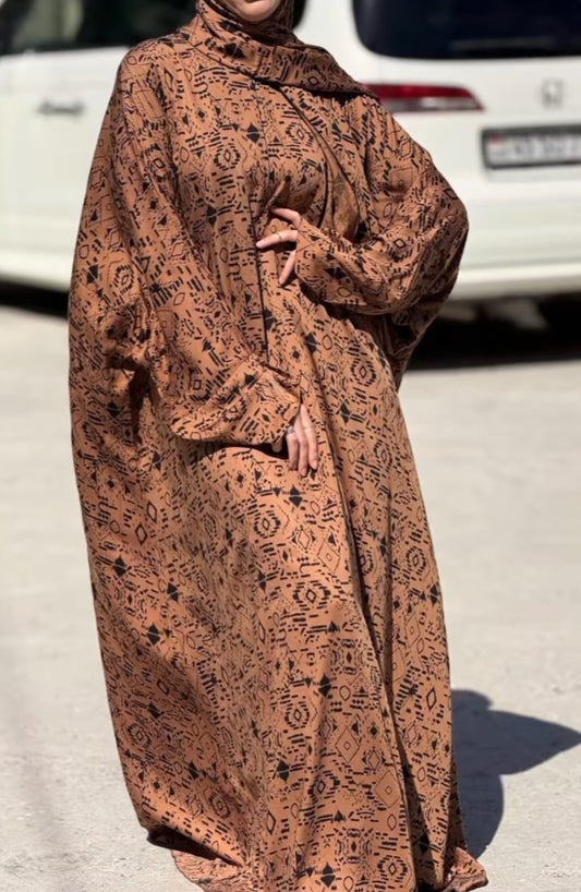 Fließende Seitenansicht der Abaya Jannah – dezente Struktur mit modernem Schnitt.