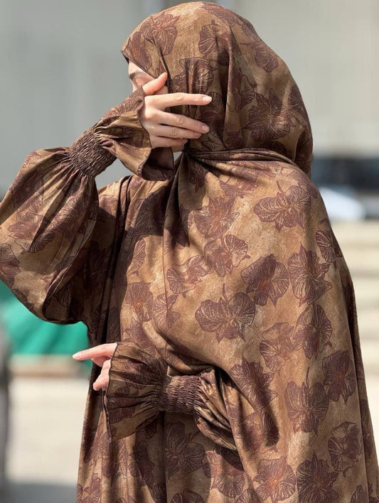 Die Abaya Medina im natürlichen Licht – vollständige Ansicht mit klassischem Schnitt.