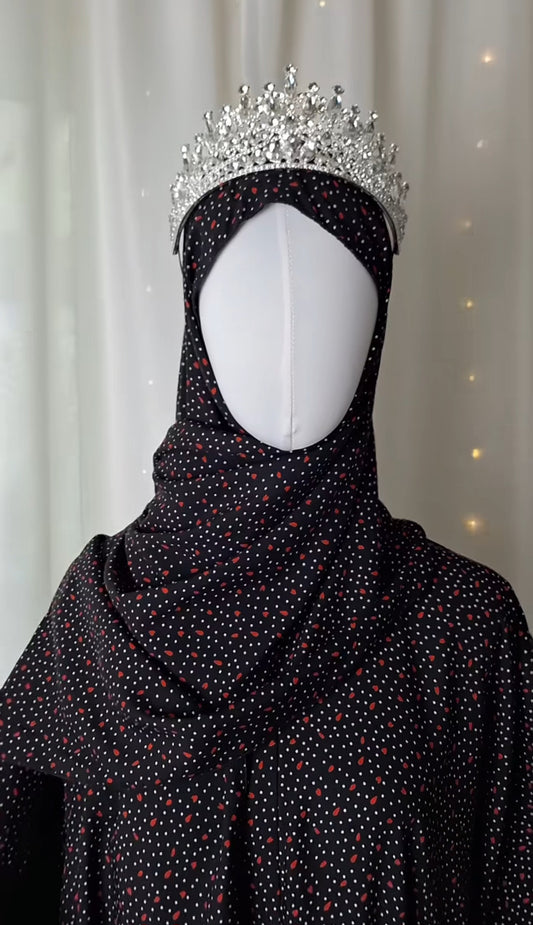 Frontansicht der Najma Abaya mit fließendem Stoff.