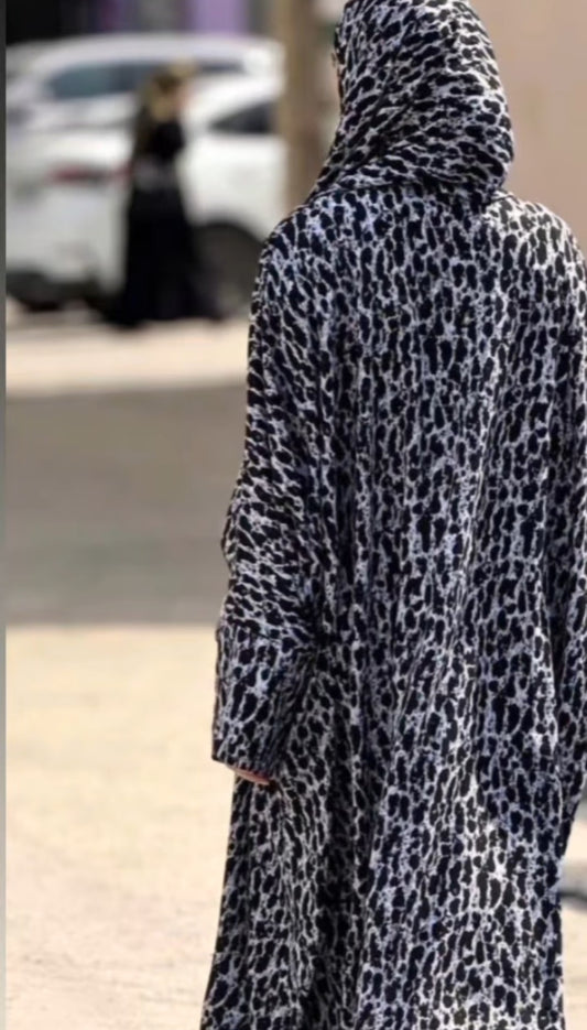 Rückansicht der Abaya Sarajevo – lockerer Schnitt mit Kapuze und fließendem Material.