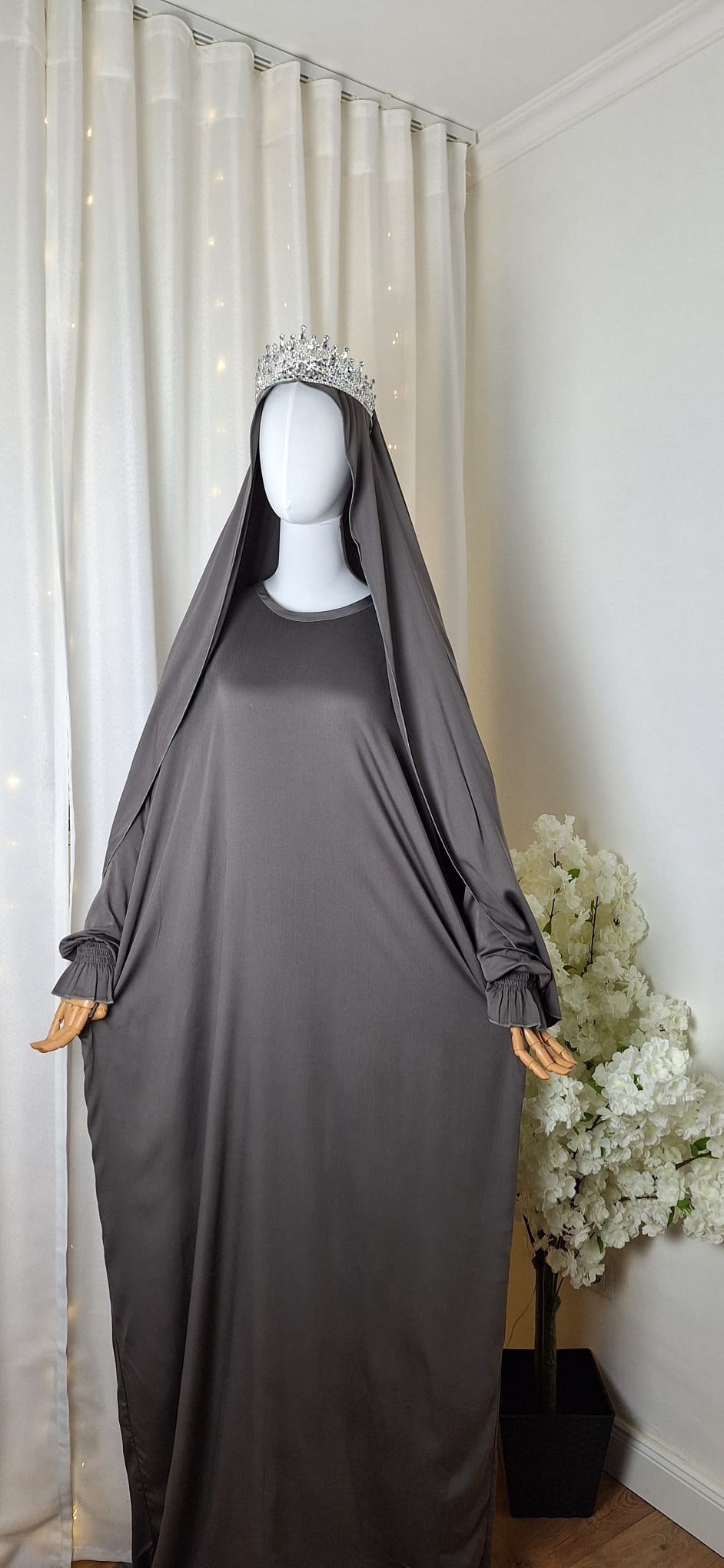 Grey Royale Abaya Set Komplettansicht.