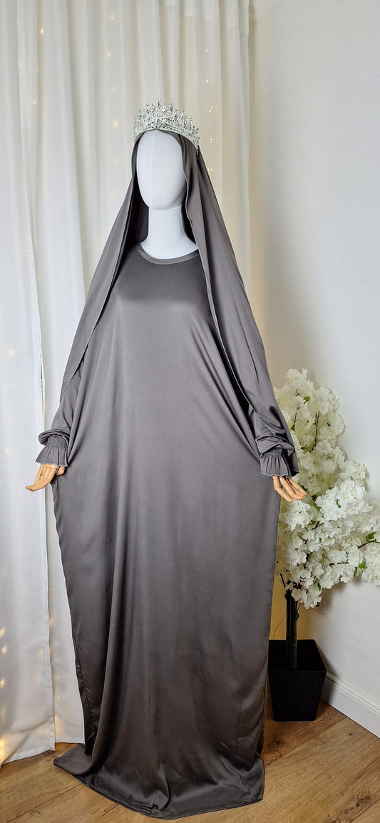 Das Abaya Set Grey Royale von vorne. Komplettansicht.