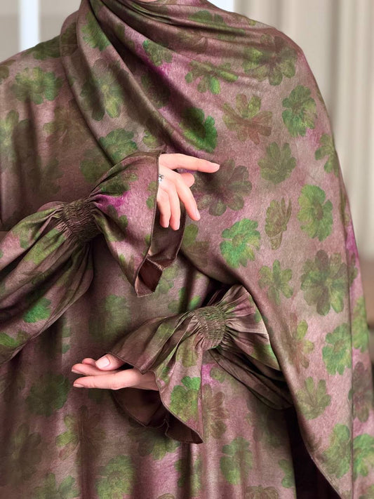 Detailansicht der Ärmel mit schimmerndem Stoff und dezenter Raffung.