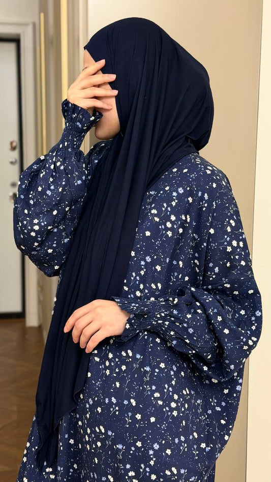 Detailaufnahme Viskose Abaya Blauton weich fließend mit Blumenmuster