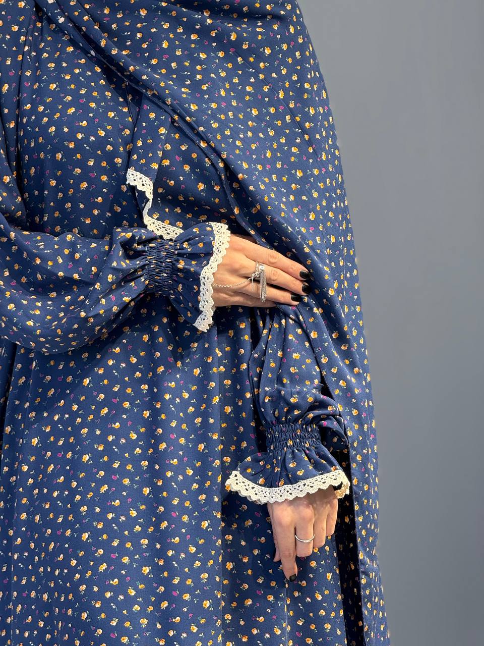 Seitlicher Blick auf das zweiteilige Set "Azzurra" mit fließender Silhouette.