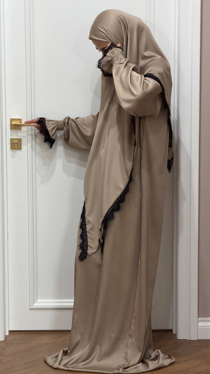 Dhahabiya Abaya Set aus goldener Viskose mit dreieckigem Kopftuch für islamische Kleidung