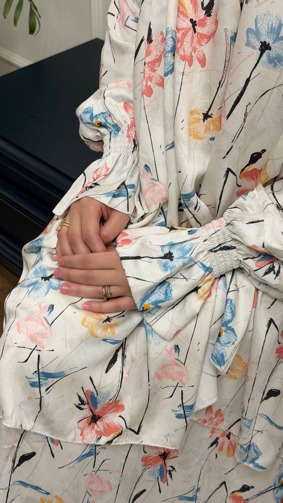 Geraffte Ärmel der floralen Abaya in Weiß