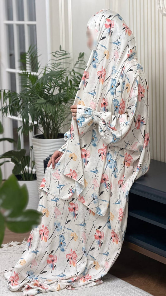 Seitenansicht der weißen Abaya mit farbigem Blumenmuster