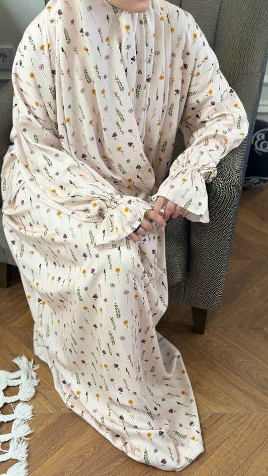 Fida Abaya elegante beige Abaya mit Blumenmuster im Sitzen