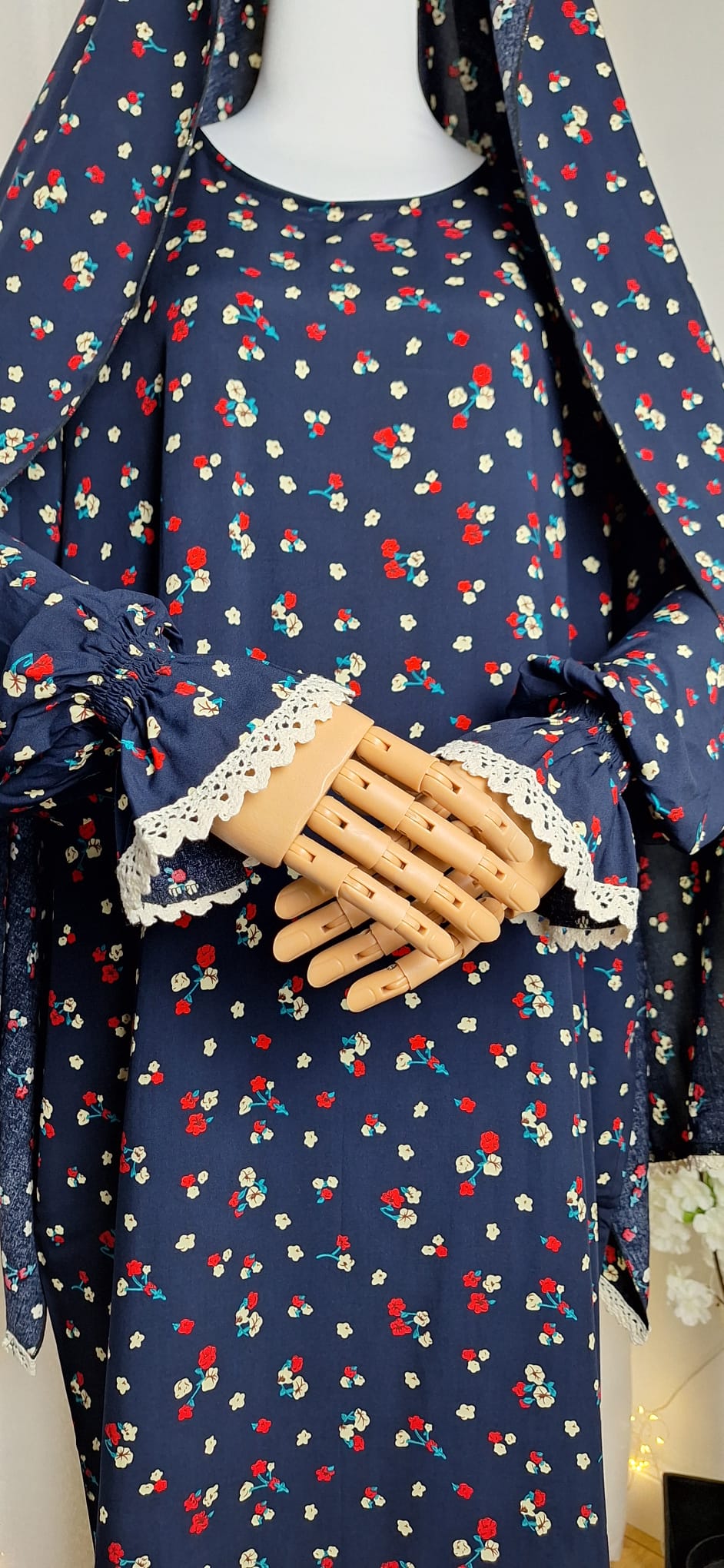 Modest Kleid Floral Noor aus fließender Viskose in Dunkelblau. Detailansicht.