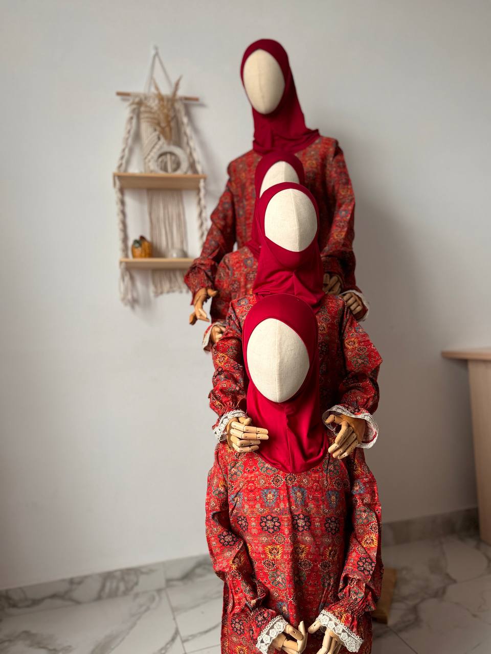 Seitenansicht des Andalus-Sets – traditioneller Schnitt mit weich fallendem Stoff.