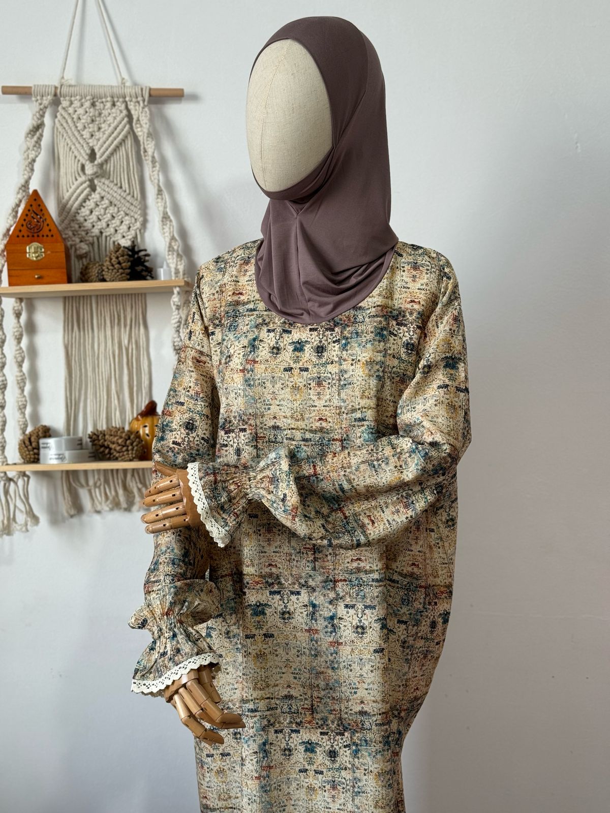 Nahansicht des Samarkand-Kleides mit dezentem Faltenwurf und weich fallendem Stoff.