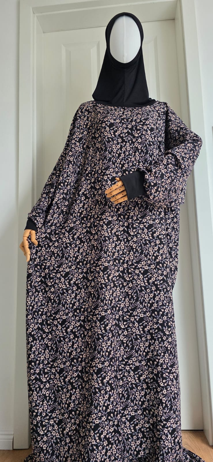 Schwarzes Haya Gebetskleid mit floralem Design und integriertem Bonnet für Salah