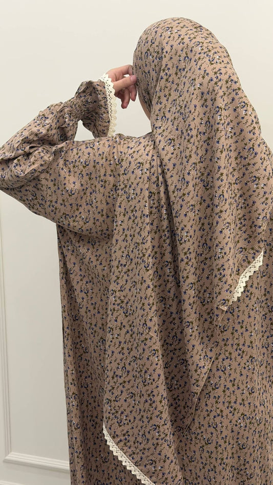 Rückansicht der floralen Abaya in Taupe mit fließendem Schnitt