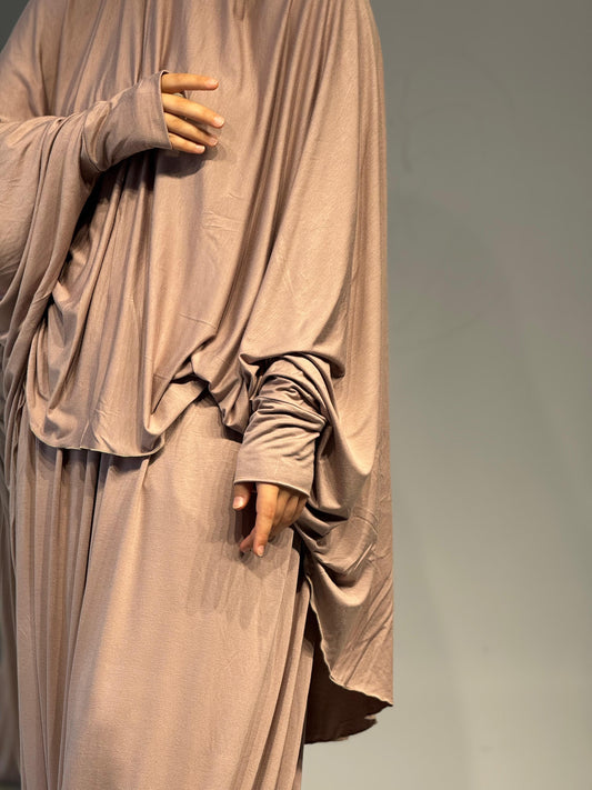 Nahaufnahme der Frontpartie mit lockerem Bund und gerafften Ärmeln. Der Stoff wirkt weich und elegant drapiert.