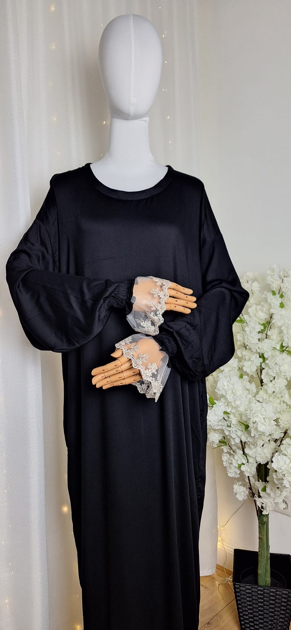 Detailaufnahme der Ärmelpartie mit schlichter Eleganz in Schwarz