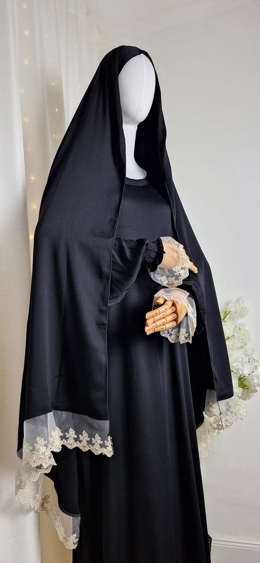 Elegante schwarze Abaya mit leicht ausgestelltem Schnitt im Seitprofil