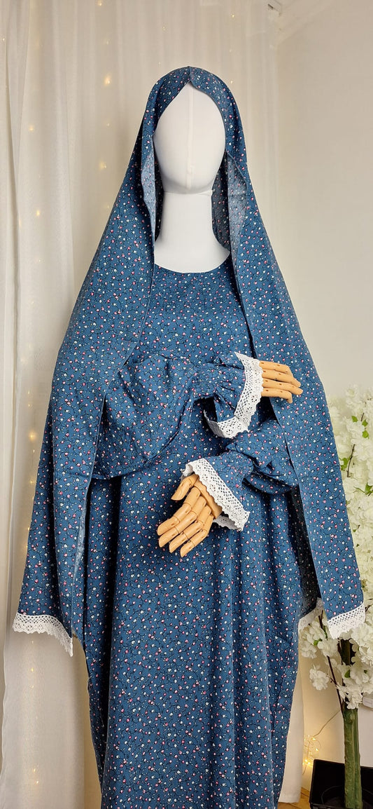 Vorderansicht des Rawdah Blue Sets mit locker fallendem Oberteil und floralem Print