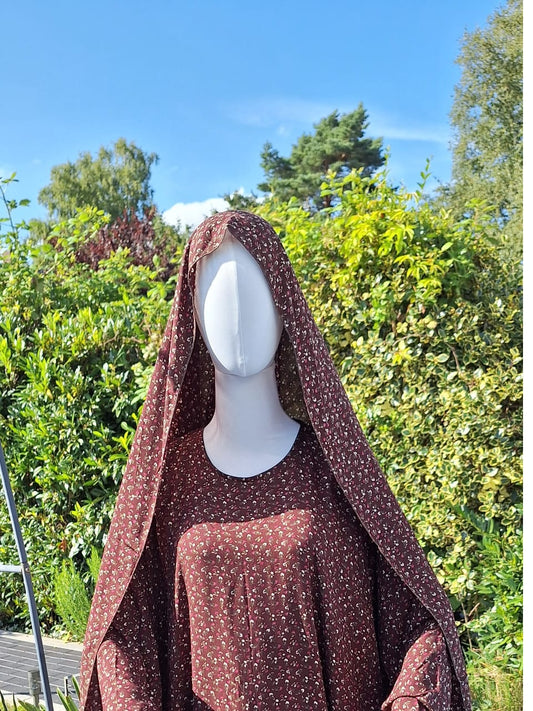 Seitliche Ansicht des Layali-Kleids mit weitem Schnitt und elegantem Fall.