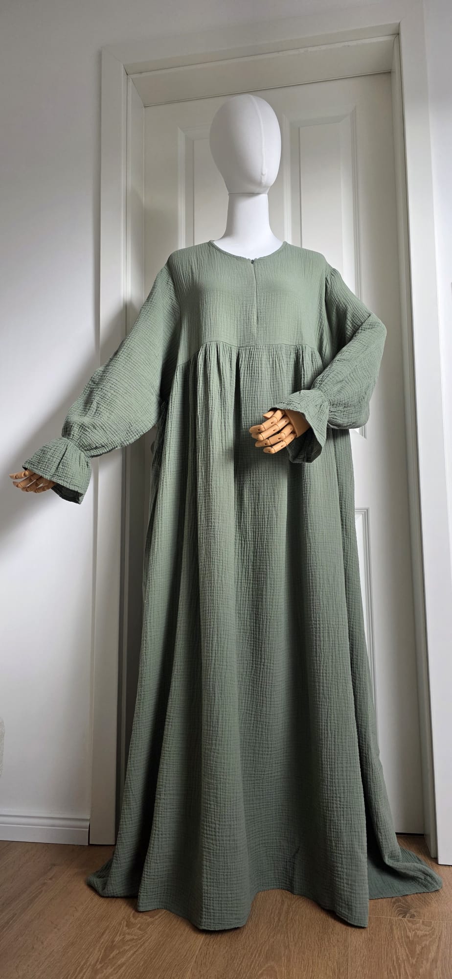 „Musselin Maxikleid für Damen in Salbeigrün mit langen Ärmeln und fließendem Schnitt – luftiges, bequemes Kleid im minimalistischen Stil“