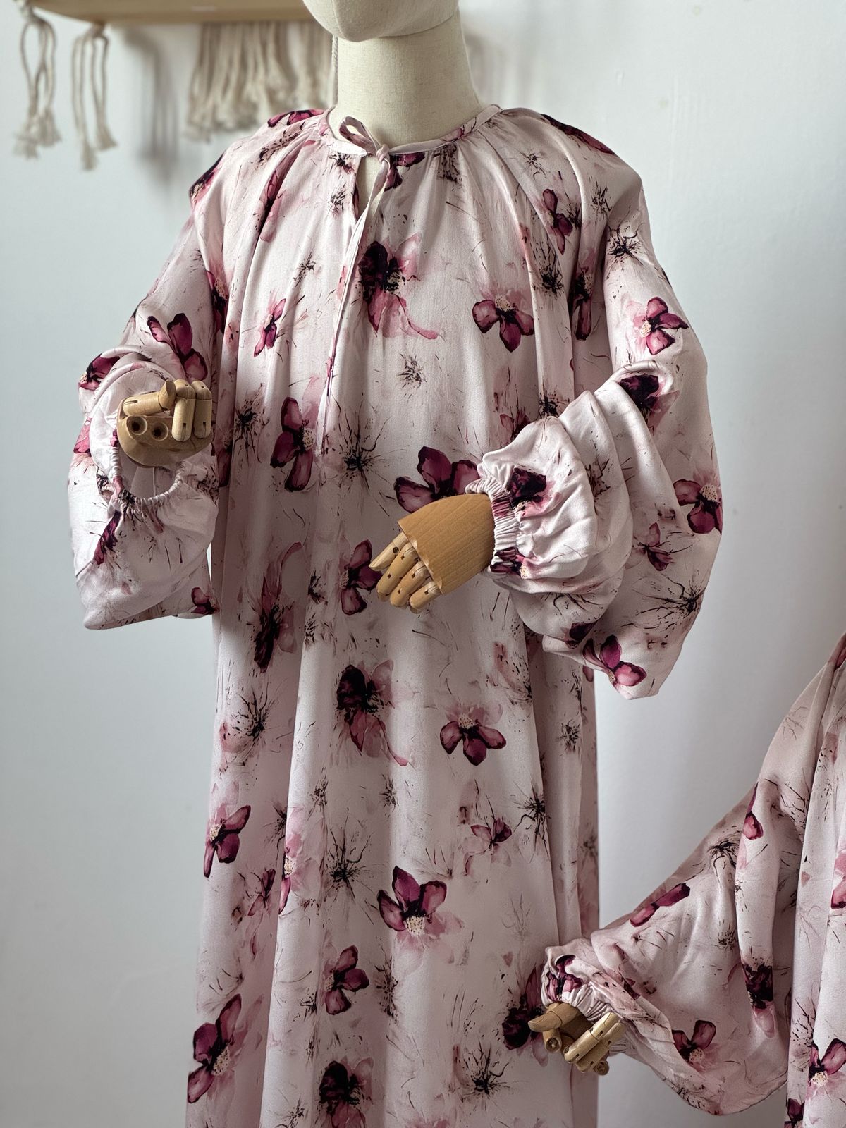 Rosa Abaya mit Blumenmuster, Fokus auf Oberkörper des Kindermodells