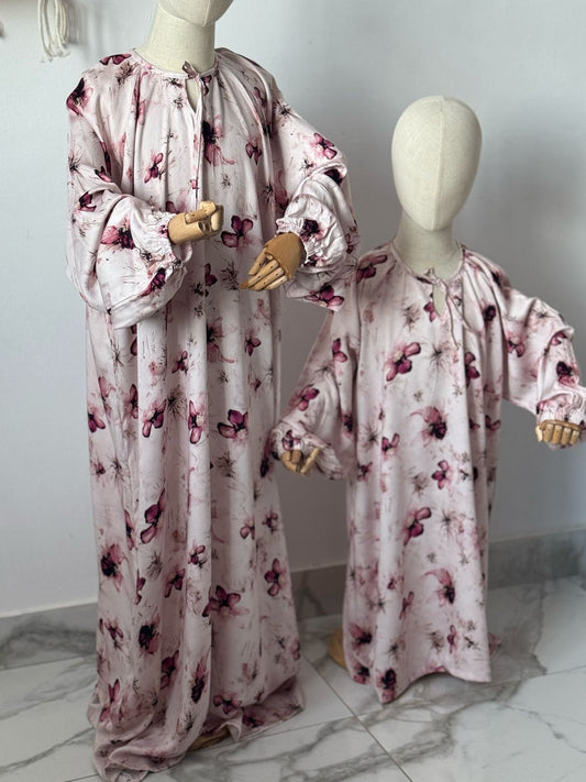 Mutter-Kind-Abayas im floralen Look, Ganzkörperaufnahme auf Puppen