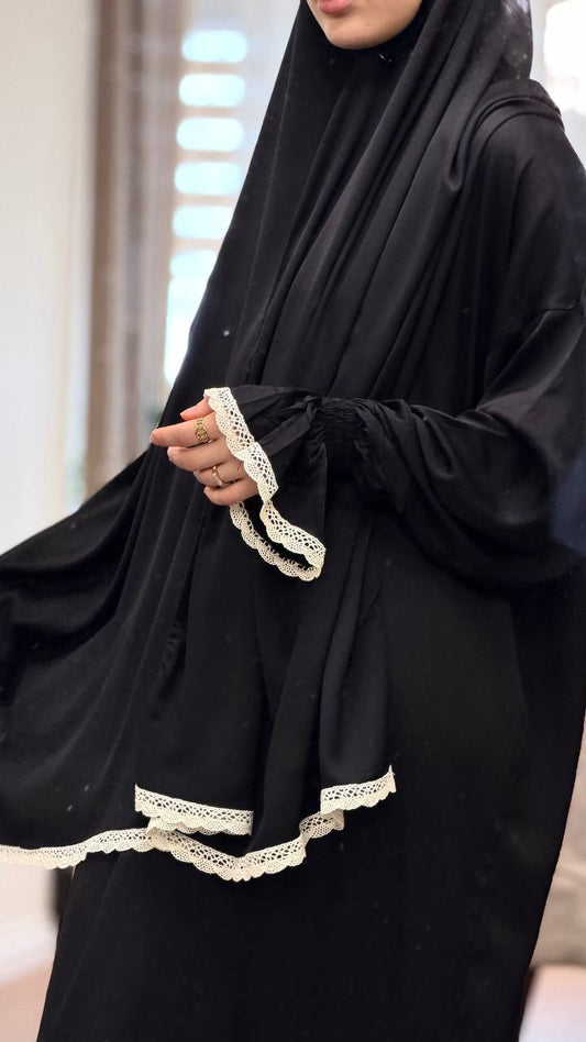 Schwarzes islamisches Kleid Qamar Black mit Spitzenrüschen an den Ärmeln