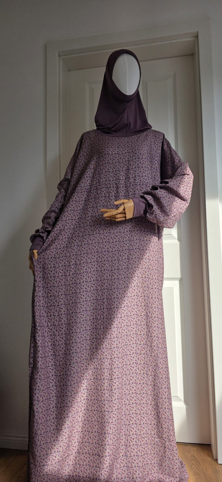 Lilafarbenes Haya Gebetskleid mit Blumenmuster und integriertem Bonnet für Gebet und Alltag