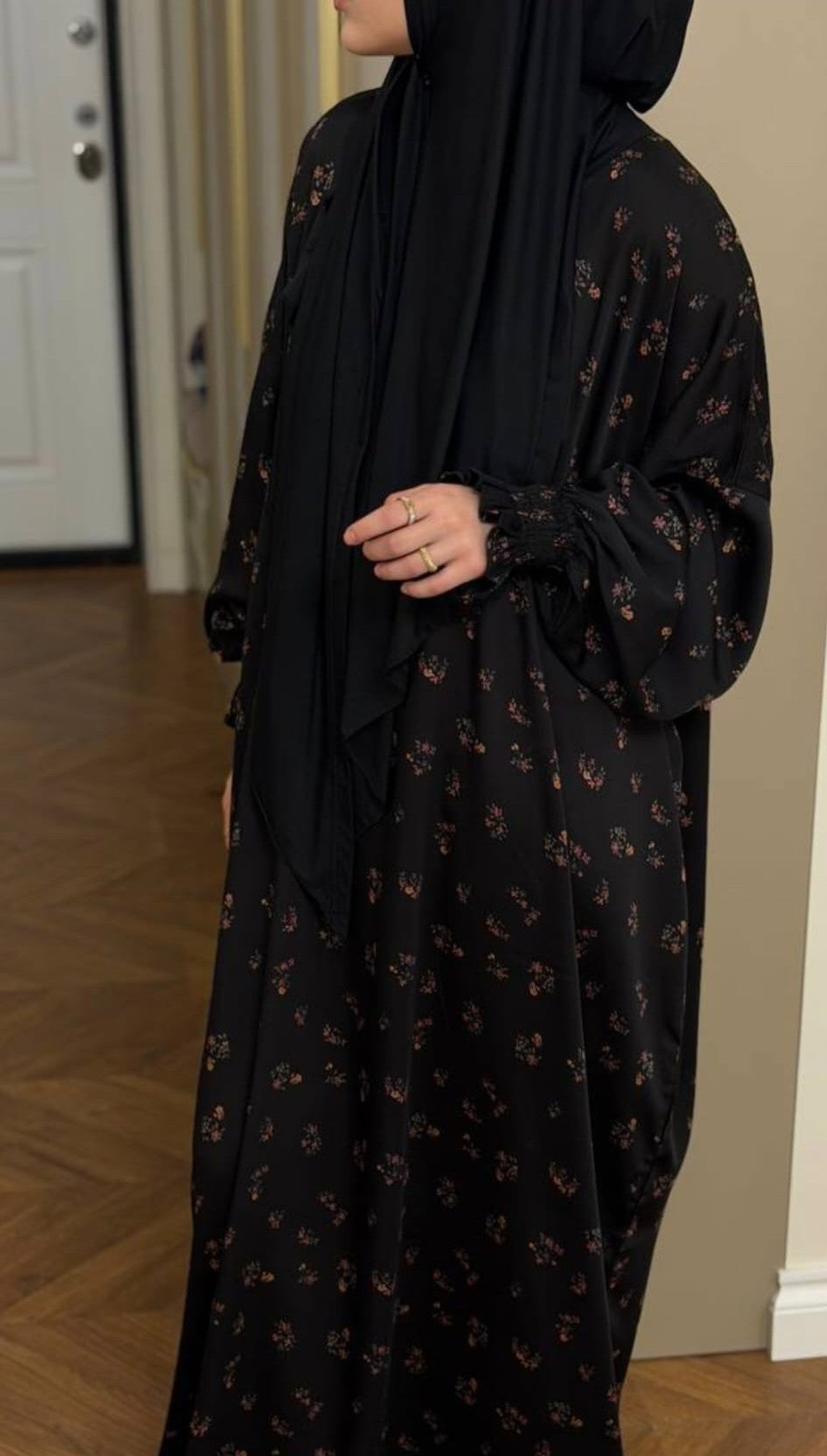 Lange schwarze Abaya „Liyana“ mit dezentem floralem Muster und locker fallendem Stoff