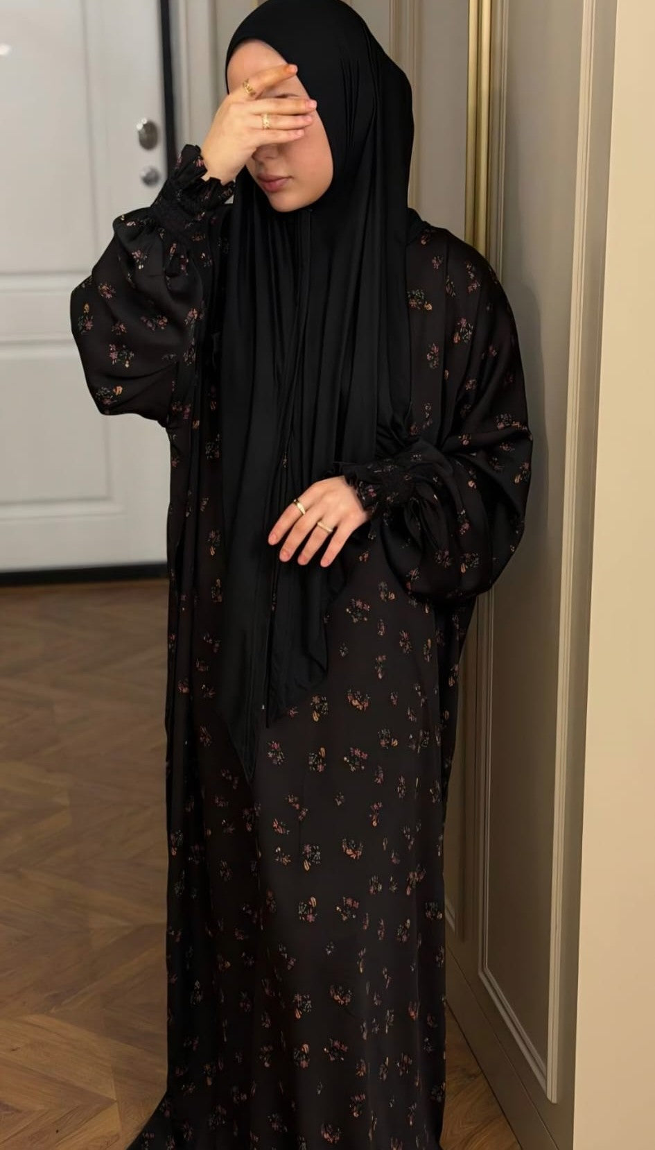 Schwarze Modest-Abaya mit zartem Blumenprint und weiten Ärmeln im eleganten Look