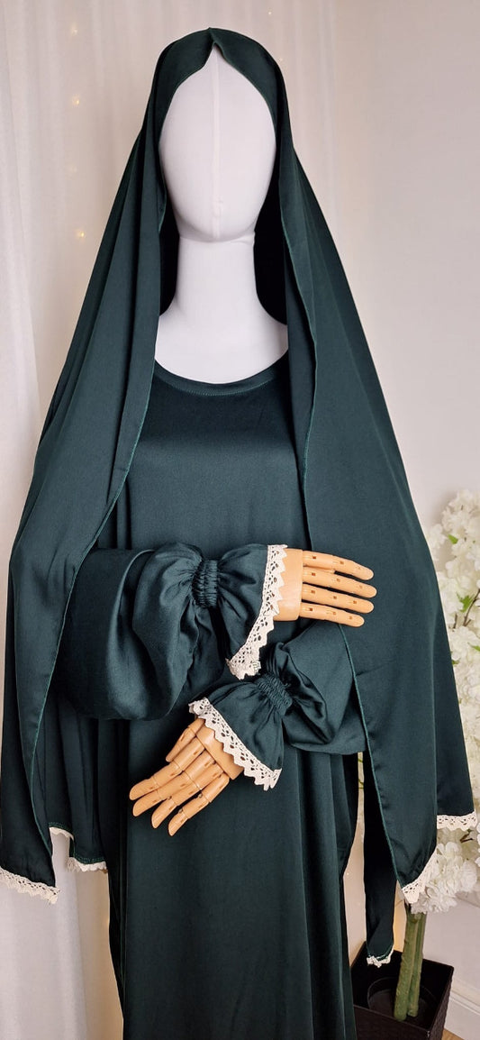 Abaya Set „Afnan“ in tiefem Smaragdgrün mit elegantem Fall und dezenter Schlichtheit.