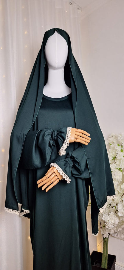 Ganzkörperaufnahme der Afnan Abaya mit klassischen Details und feinem Stoff.