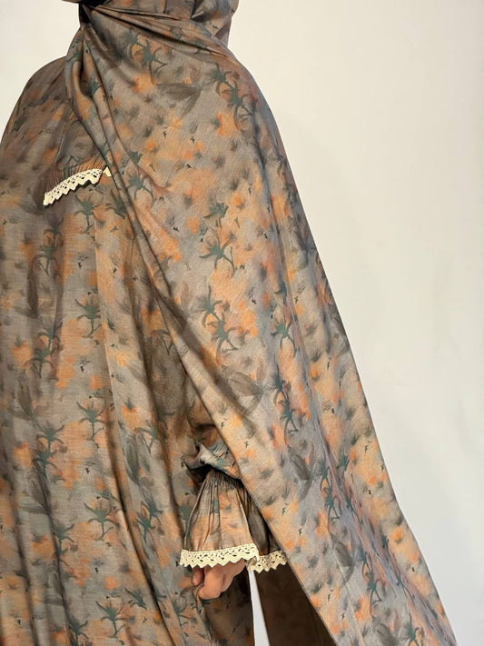 Seitliche Ansicht der Abaya Ambar in sanften Erdfarben