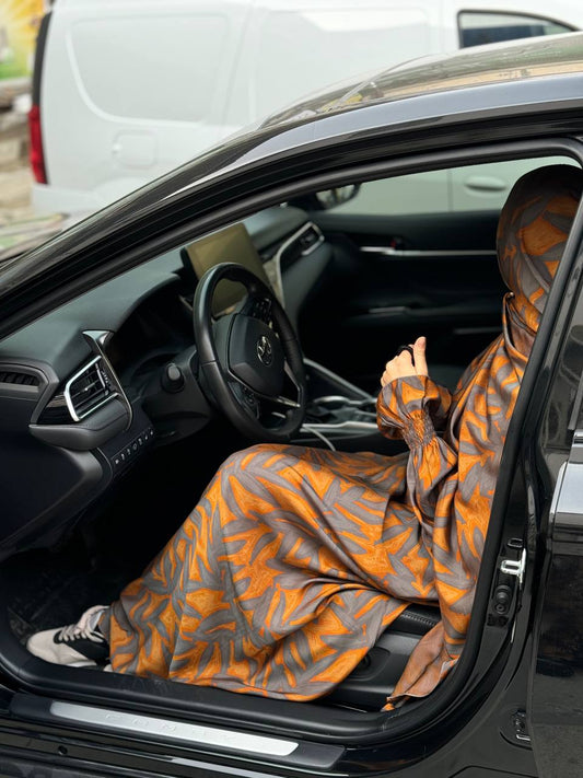 Abaya im Auto getragen, Ganzkörperansicht von der Seite