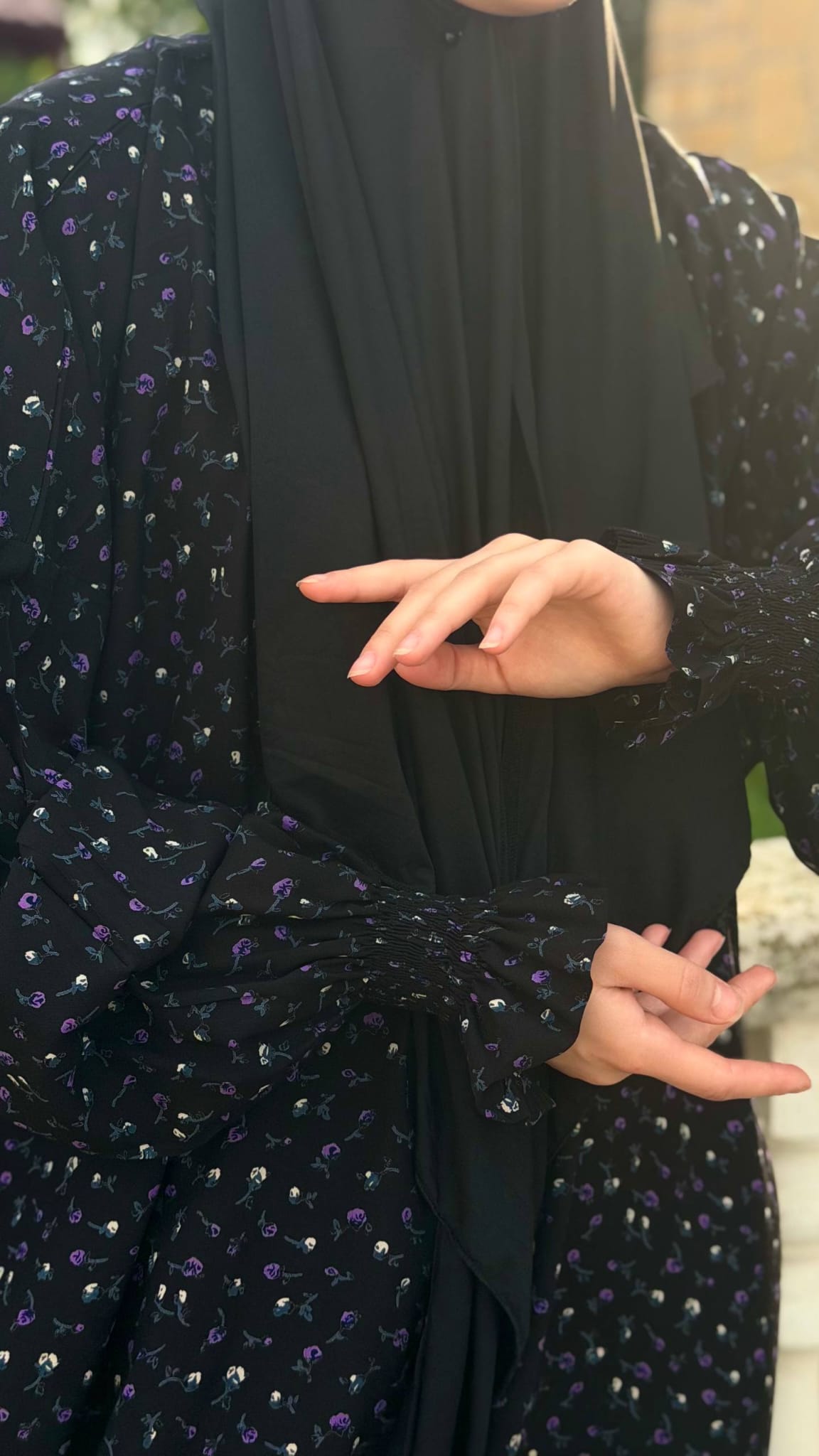 Detailansicht der elastischen Ärmel des Abaya Set Banafsaj aus Premium-Viskose
