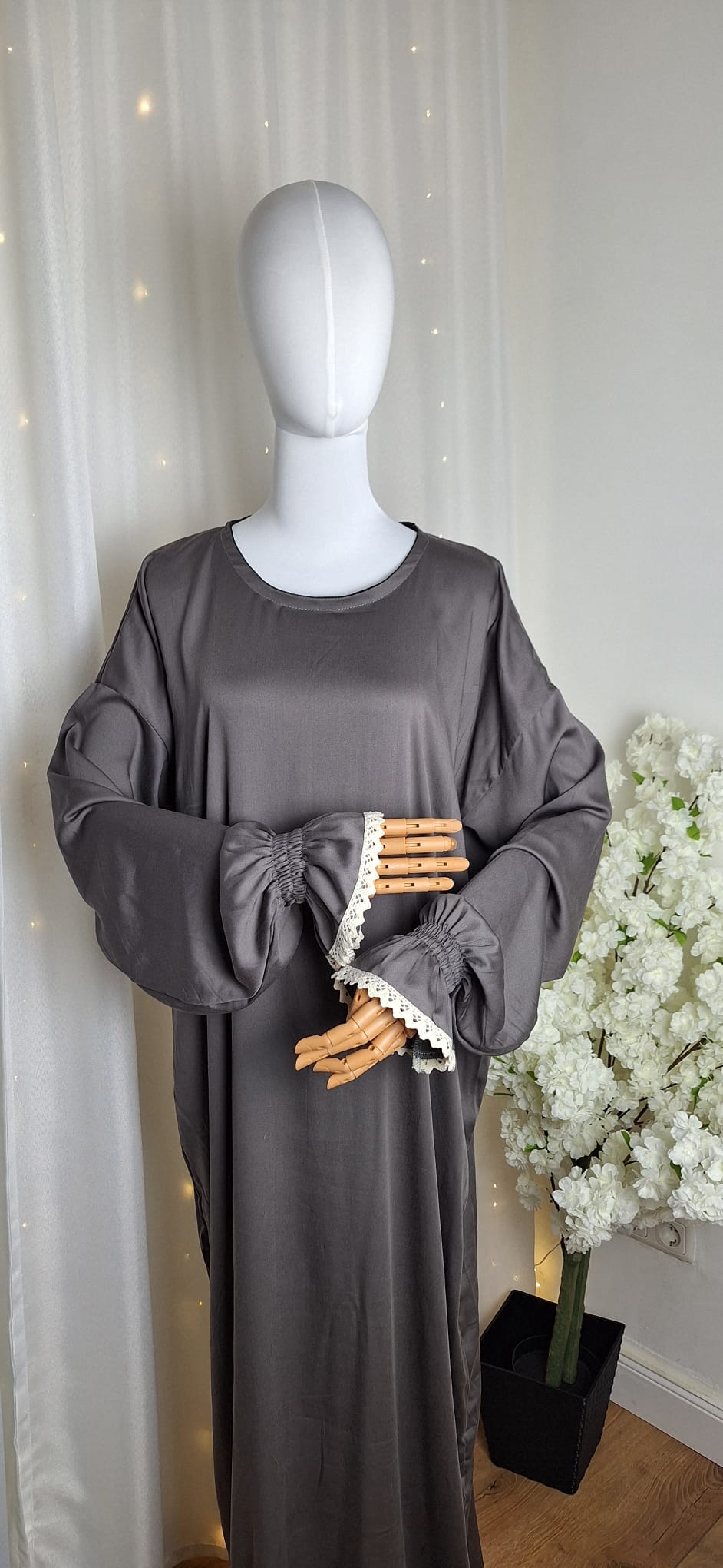 Vorderansicht der grauen Abaya Grey Royale mit edlem Fall