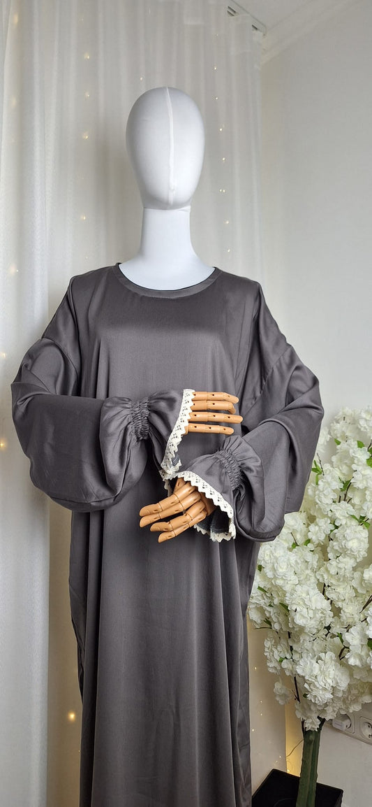 Vordere Ansicht der Abaya Grey Royale in modernem Grauton