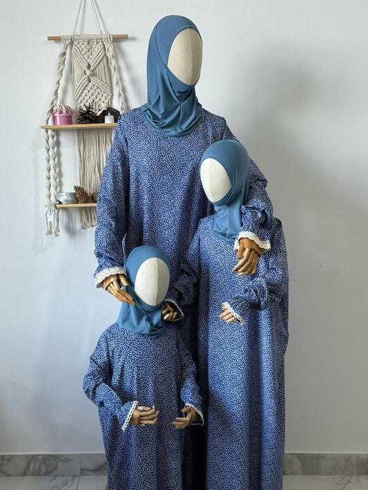 Isfahan Abaya Set im Partnerlook für Mutter und Kinder – in zartem Blau mit feinem Muster.