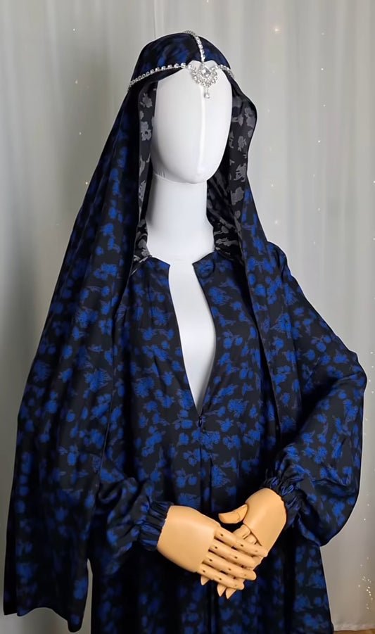 Halbanseitige Ansicht des Medina Blue Sets mit silbernem Stirnschmuck und weitem Schnitt.