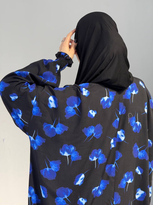 Dunkelblaue Abaya mit leuchtend blauen Blumen, Rückansicht