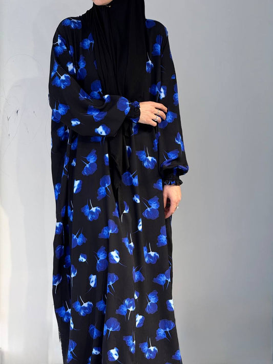 Blumige Abaya in dunklem Blau, Ganzkörperaufnahme mit schwarzem Schal