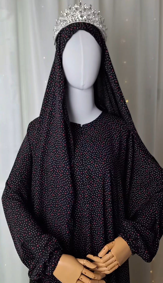 Abaya Set „Najma“ mit fein gepunktetem Muster in Schwarz-Rot und eleganter Krone.