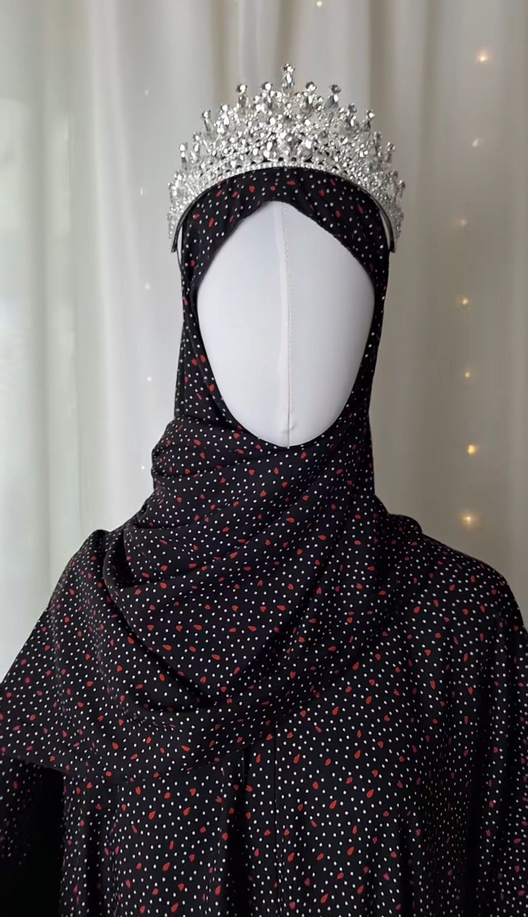 Frontansicht der Najma Abaya mit fließendem Stoff.