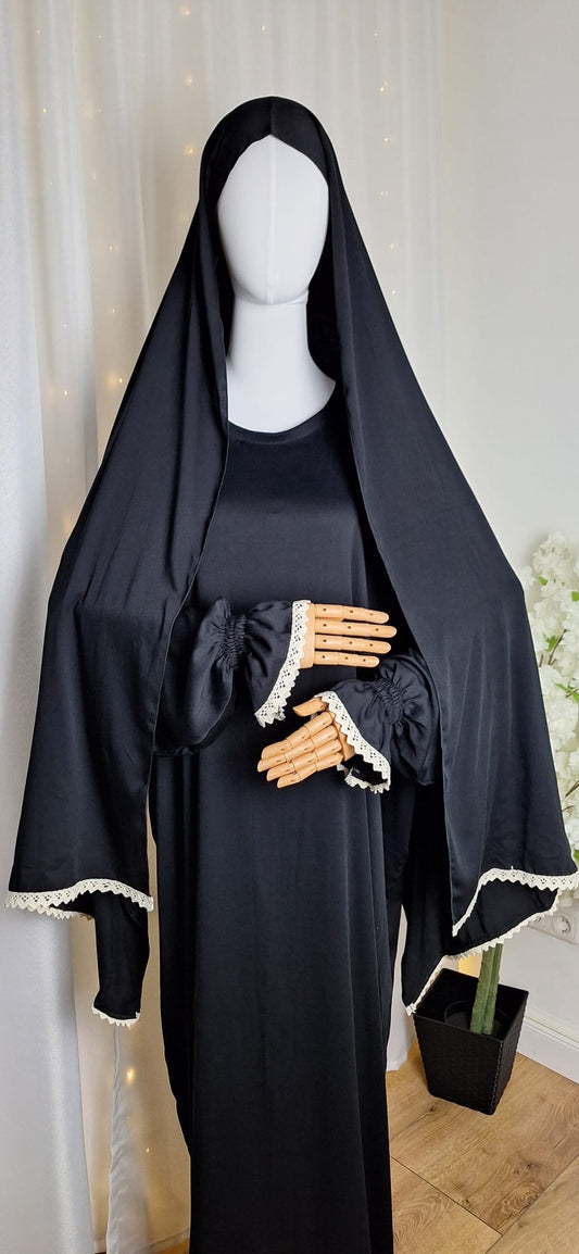 Komplettansicht des eleganten Qamar Black Sets mit weiten Ärmeln und schlichter Silhouette.