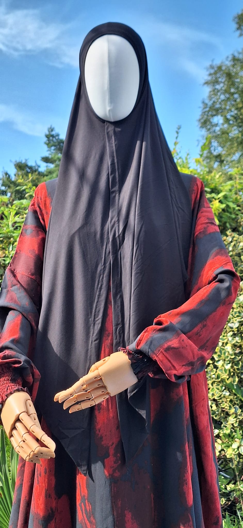 Detailaufnahme der Abaya Qurtuba – elegante Faltenlegung an den Ärmeln mit betonter Struktur.