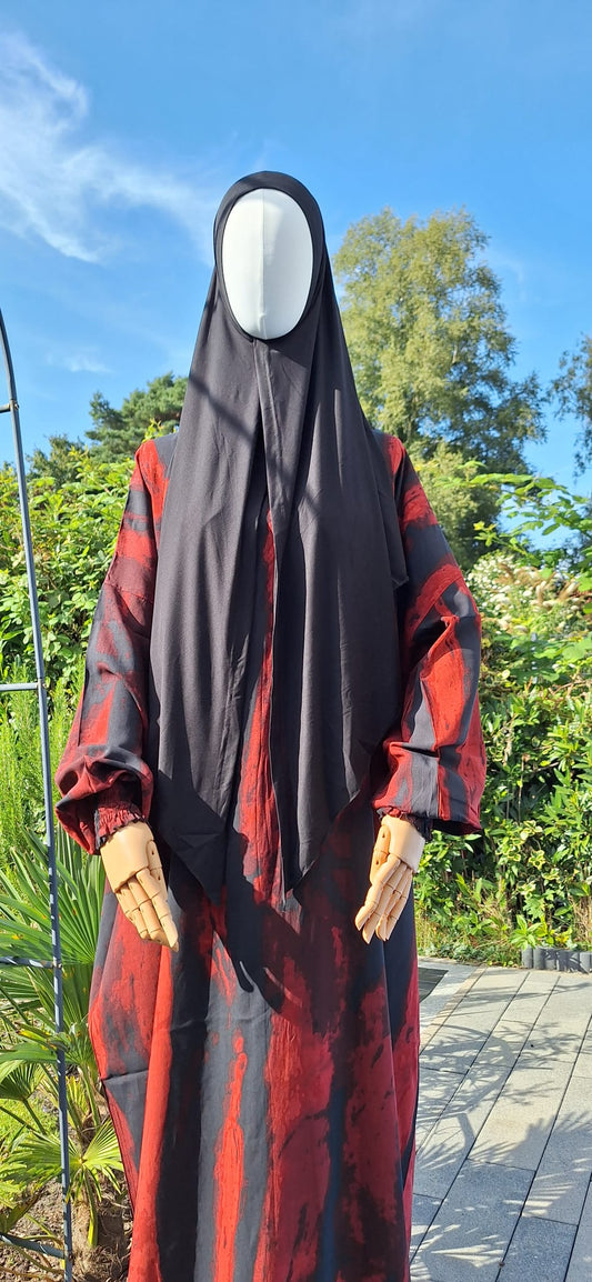 Frontalansicht der Abaya Qurtuba – modernes, geometrisches Design mit lockerer Passform.
