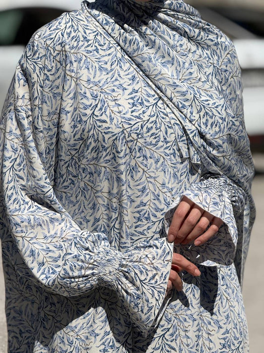 Abaya Set „Sakinah“ in sanftem Graublau mit feinem Blattmuster und weiter Passform.