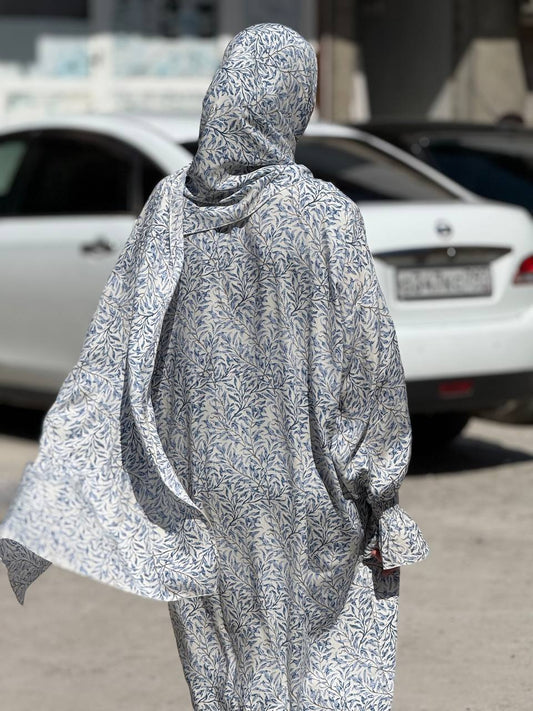 Rückansicht mit weit schwingendem Stoff und luftiger Kapuze.